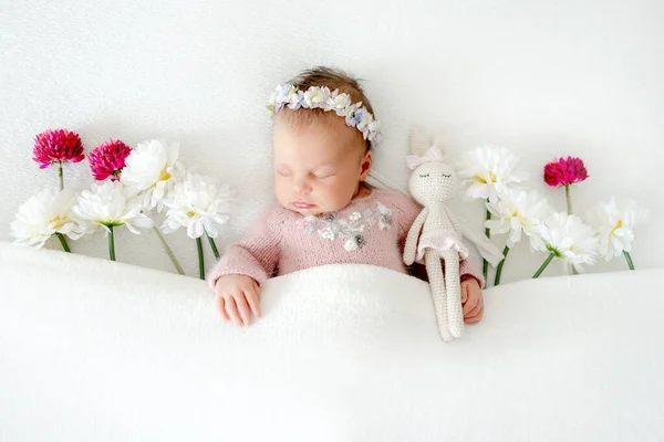 Nowonarodzona Dziewczynka Wieńcu Śpi Łóżku Ozdobiona Białymi Różowymi Kwiatami Dziecko — Zdjęcie stockowe