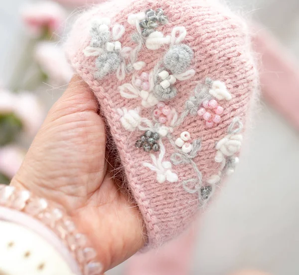 花で飾られた新生児スタジオの写真撮影のためのピンクの手作りのニット帽 幼児用アクセサリーウール摩耗 — ストック写真