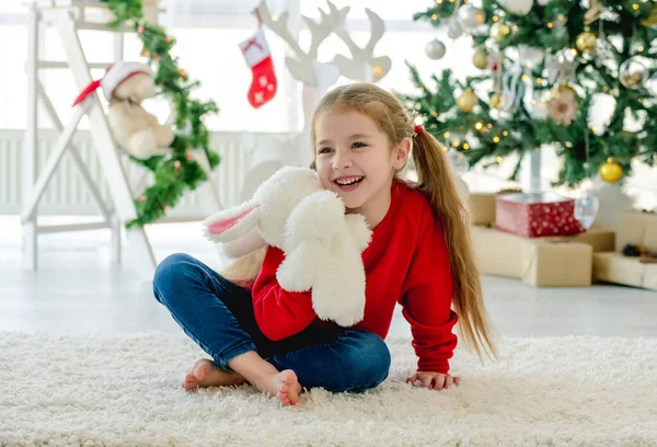 Noel Zamanı Oyuncak Tavşanlı Çocuk Süslü Ağaç Hediyelerle Dolu Bir — Stok fotoğraf