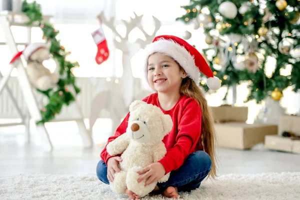 Felice Bambino Ragazza Abbracciando Orsacchiotto Giocattolo Nel Periodo Natalizio Camera — Foto Stock