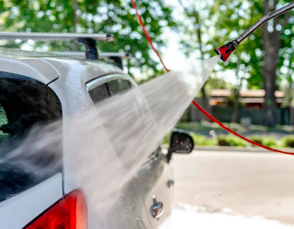 Zastřelen Muž Myje Své Auto Pod Vysokým Tlakem Vody Venku — Stock fotografie