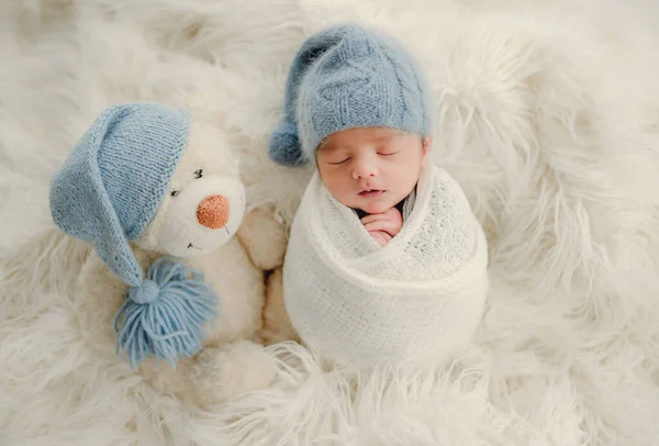 Novorozený Chlapeček Pletenou Sněhulákovou Hračkou Spící Zabalený Látce Bílé Kožešině — Stock fotografie