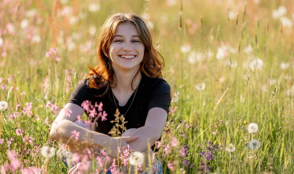 Chica Bonita Adolescente Sentada Campo Con Dientes León Flores Mirando —  Fotos de Stock