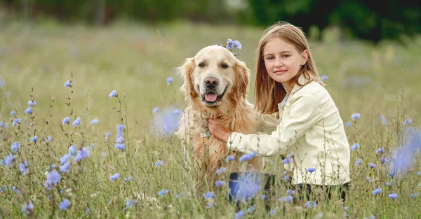 Portrait Beautiful Preteen Girl Petting Golden Retriever Dog Looking Him — 图库照片