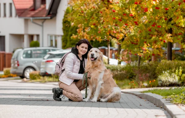 Tonåring Bär Guldfärgad Hundspets Utomhus Vacker Kvinna Med Renrasiga Sällskapsdjur — Stockfoto