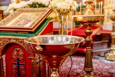 Ortodoks kilisesinde bir çocuğun vaftiz töreni için aksesuarlar..