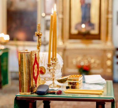 Ortodoks kilisesinde bir çocuğun vaftiz töreni için aksesuarlar..