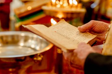 Ortodoks kilisesinde bir çocuğun vaftiz töreni için aksesuarlar..