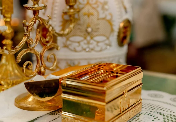 Ortodoks kilisesinde bir çocuğun vaftiz töreni için aksesuarlar..