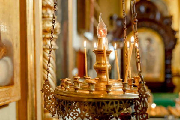 Cerkiew Prawosławna Chrześcijaństwo Świąteczny Wystrój Wnętrz Palącymi Się Świecami Ikoną — Zdjęcie stockowe