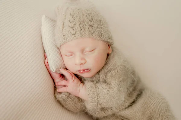 Noworodek Śpi Trzyma Się Ręce Pod Policzkami Urocze Dziecko Drzemie — Zdjęcie stockowe