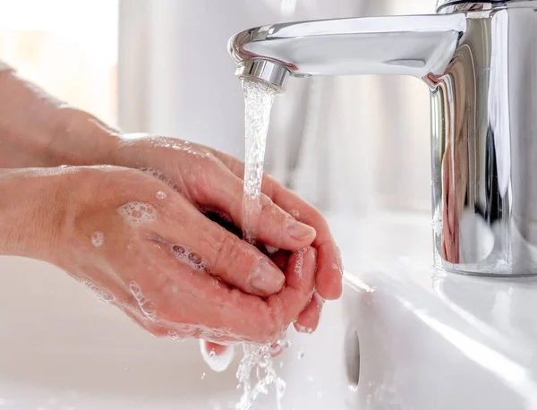 Jeune Femme Lave Les Mains Avec Savon Sur Évier Dans — Photo