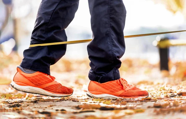 Strong Man Guy Training Elastic Rubber Band Autumn Stadium Outdoors — Stock Photo, Image