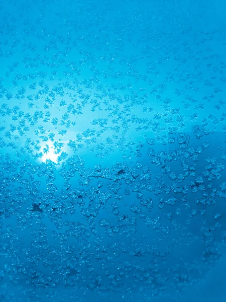 Лед на зимнем стекле — стоковое фото