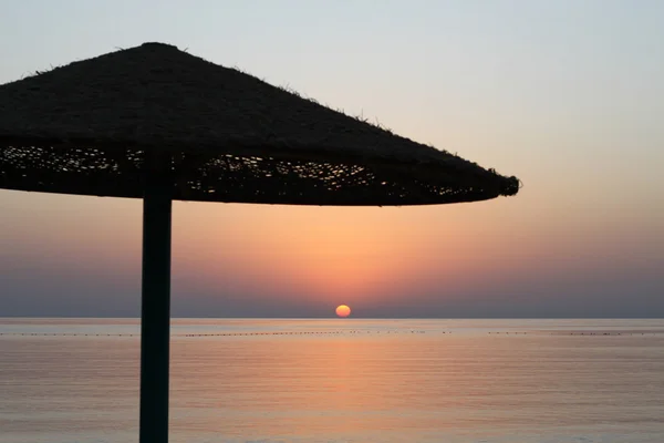 Beautiful sunrise on the beach — Stock Photo, Image