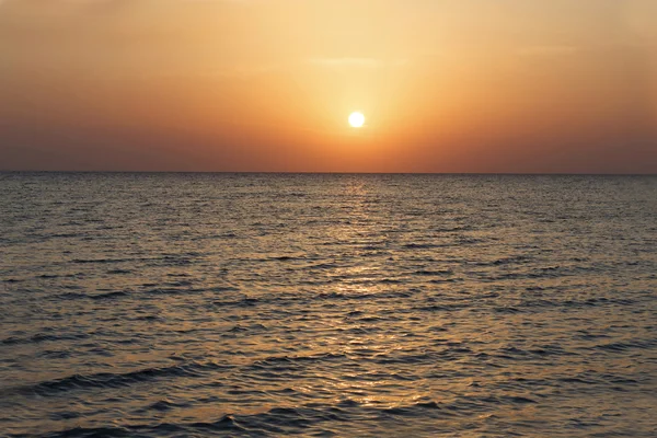 Schöner Sonnenaufgang am Meer — Stockfoto