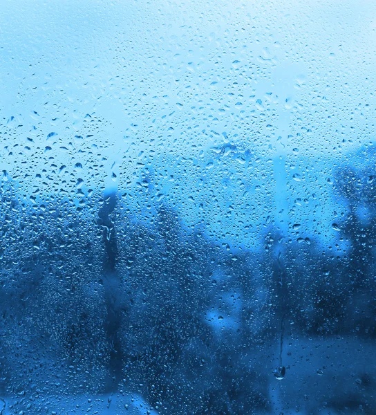 Gotas naturales de agua en el cristal de la ventana — Foto de Stock