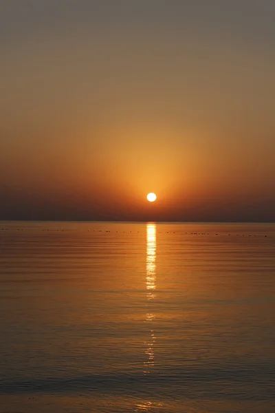 Hermoso amanecer en el mar — Foto de Stock