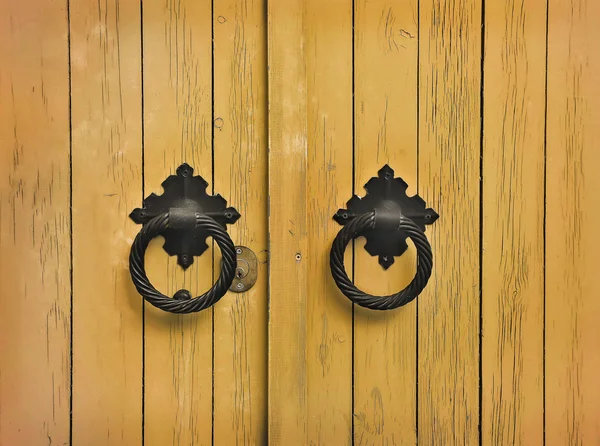 Fából készült ajtó kerek fogantyúval — Stock Fotó