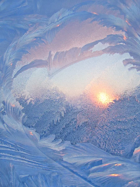 Patrón de hielo y luz solar en vidrio de invierno — Foto de Stock