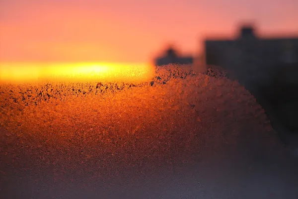 Bakgrund med is, morgon solljus och silhuetter av hus — Stockfoto