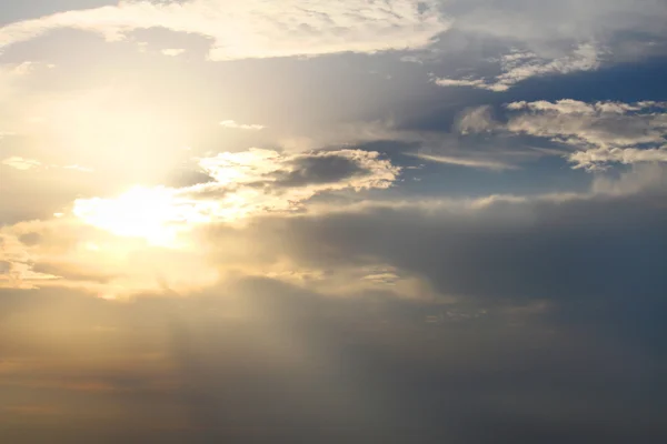 Schöner Himmel mit Sonnenlicht — Stockfoto