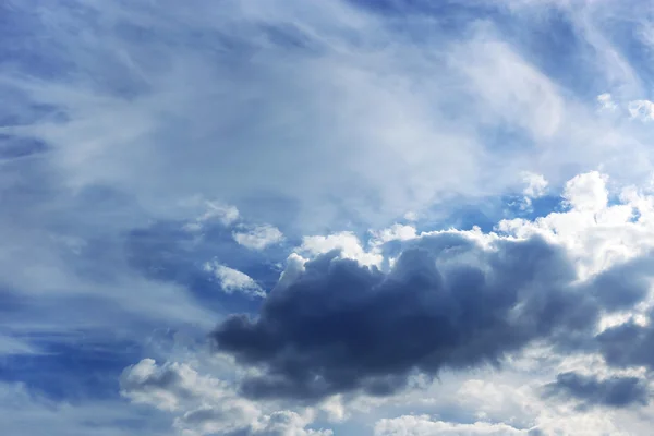 Ουρανό φόντο με σύννεφα — Φωτογραφία Αρχείου