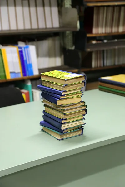 Montón de libros sobre la mesa — Foto de Stock