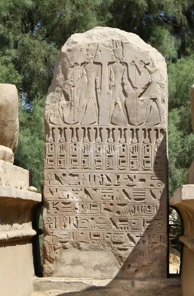 Стародавній єгипетський камінь з зображеннями та ієрогліфами — стокове фото