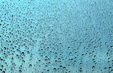 Su cama damlıyor, yakın çekim mavi ve yeşil doku.