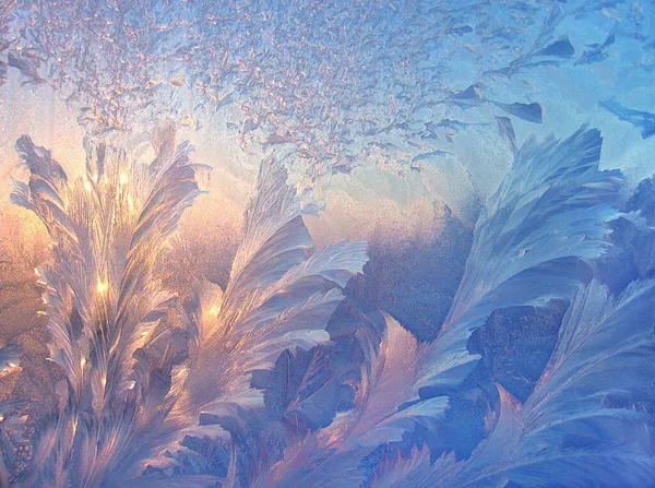 Güzel Buz Deseni Güneş Işığı Sabahın Erken Saatlerinde Pencerenin Camına — Stok fotoğraf
