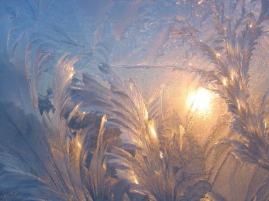 Güzel buz deseni ve güneş pencereye yakın sabahın erken saatlerinde, doğal kış arkaplanı.