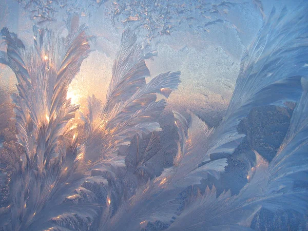 Güzel Buz Deseni Güneş Işığı Sabahın Erken Saatlerinde Pencerenin Camına — Stok fotoğraf