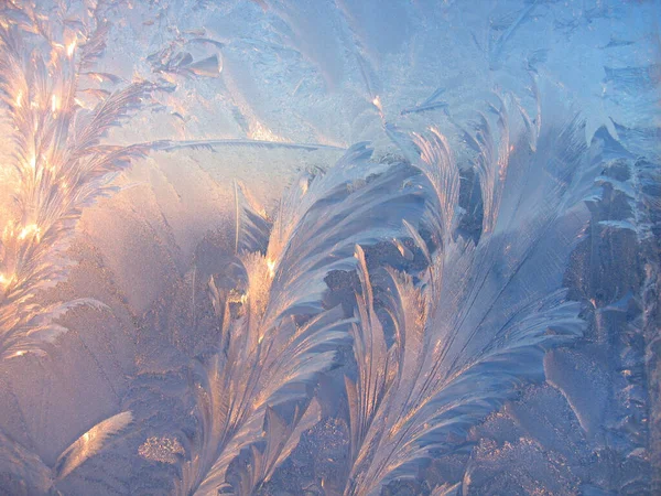 Schöne Eismuster Und Sonnenlicht Nahaufnahme Auf Fensterglas Frühen Morgen Natürlicher Stockbild