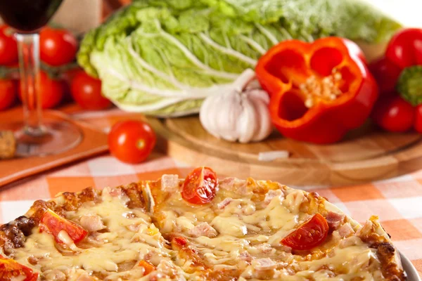 Нарезанная пицца — стоковое фото