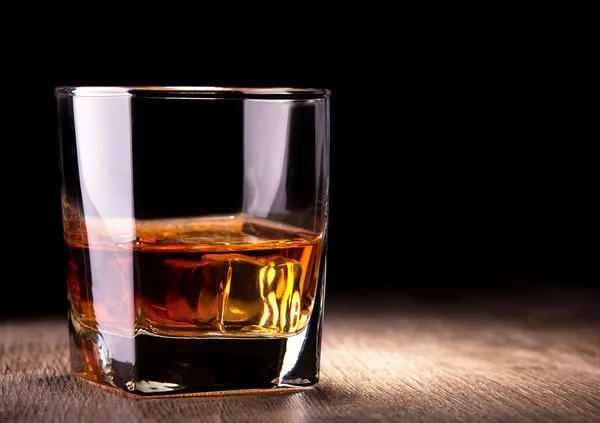 Glas mit Whiskey — Stockfoto