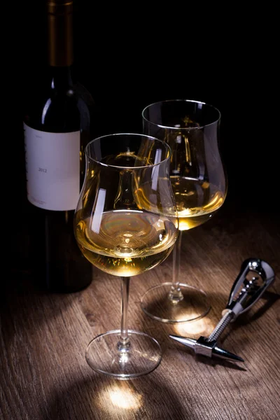 Verres et bouteilles de vin — Photo