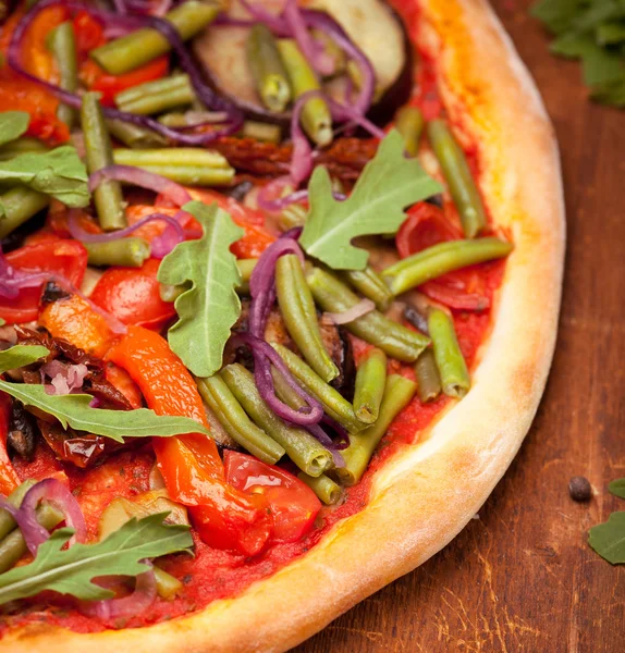 Pizza op tafel — Stockfoto