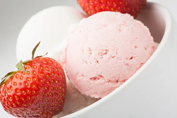 Bowl of ice-cream — Stock Photo, Image