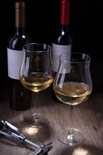 Weingläser und Flaschen — Stockfoto