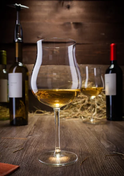 Weingläser und Flaschen — Stockfoto