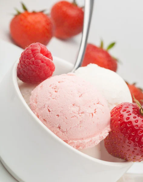 Bowl of ice-cream — Stock Photo, Image