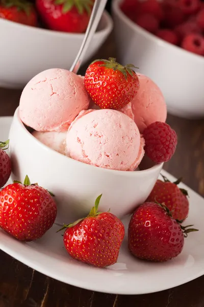 Bowl of ice-cream — Stock Photo, Image