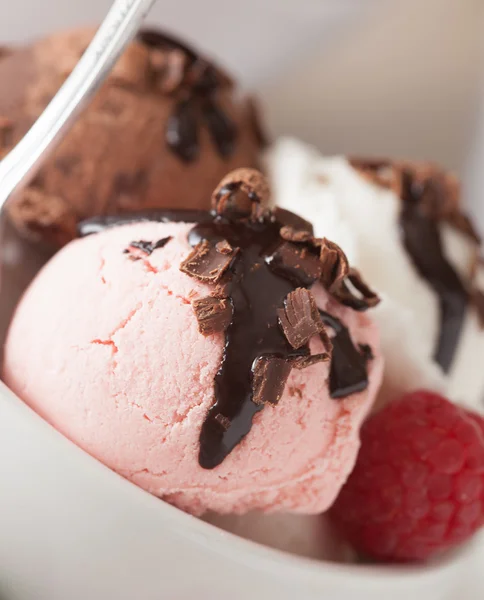 Schüssel mit Eis — Stockfoto