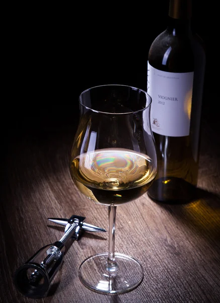 Copos de vinho e garrafas — Fotografia de Stock