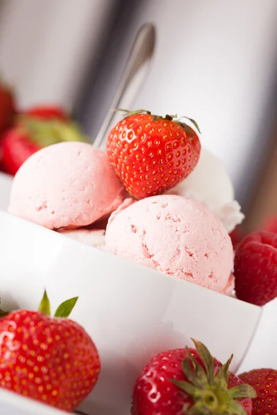 Bowl of ice-cream — Stock Photo, Image