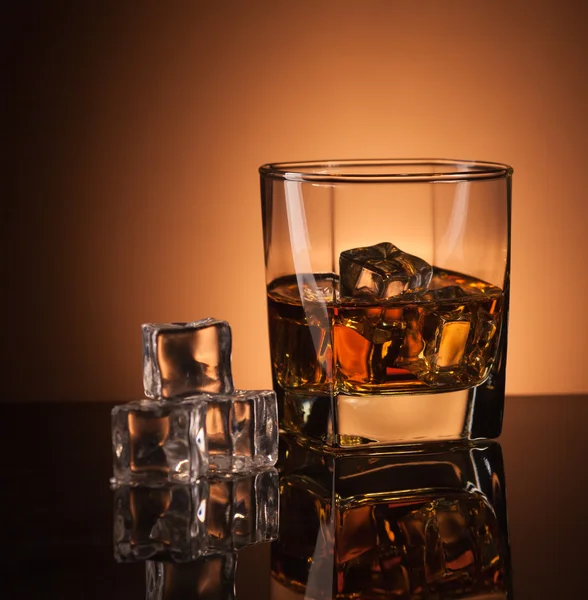 Whisky in bicchiere — Foto Stock