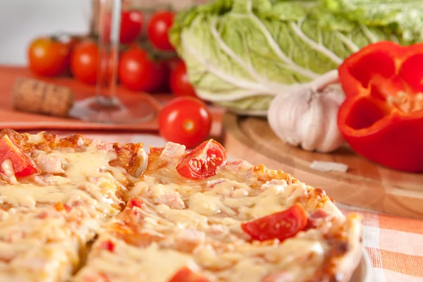 Gesneden pizza — Stockfoto