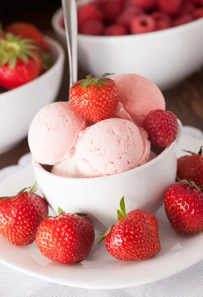 Bowl of ice-cream — Stock Photo, Image