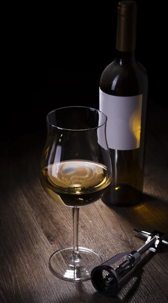 Viinilasit ja pullot — kuvapankkivalokuva